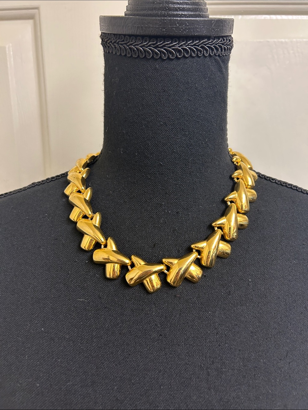 Anne Klein Vintage Unsigned Hugs "X" Gold tone link necklace, 19”